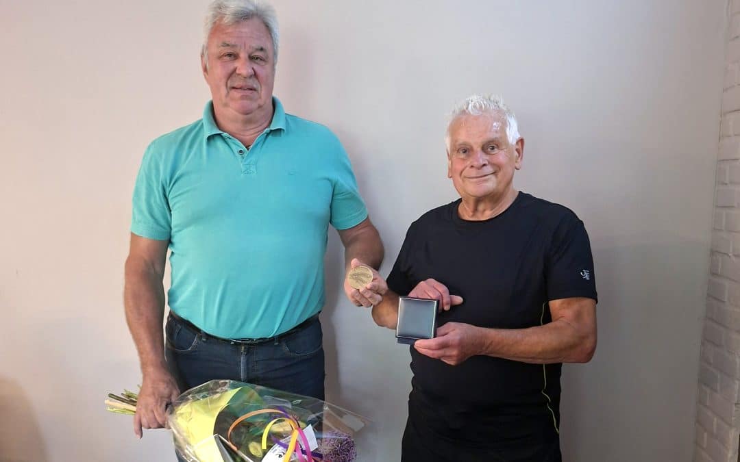Bronzen erepenning voor Peter Knippenberg