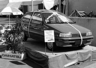 De auto die wordt verloot in 1990 (Bron: Stichting “Eygelshoven door de eeuwen heen”)
