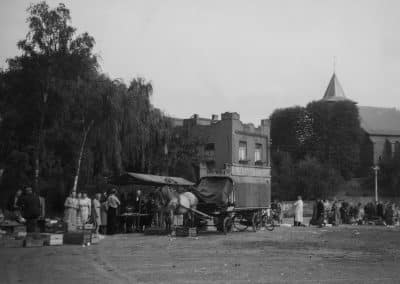 Een van de oudste beelden van de weekmarkt op woensdag, op de Markt in Eygelshoven. Op de achtergrond de winkel van Hübben-Ortmans en de Oude Kerk (Foto: Stichting “Eygelshoven door de eeuwen heen”)