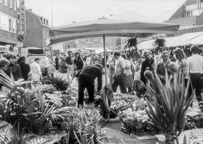 De zaterdagmarkt onderaan de Laurastraat in de 70-er jaren (Foto: Stichting “Eygelshoven door de eeuwen heen”)