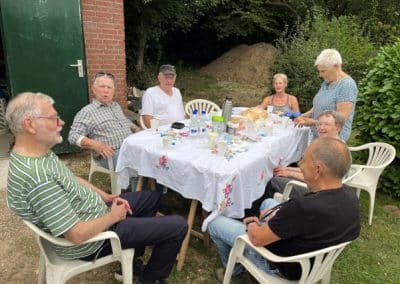 Koffiepauze tijdens het klussen. V.l.n.r. Joep, Albert, Jan, Nicole, Katie, Trees en Sjaak