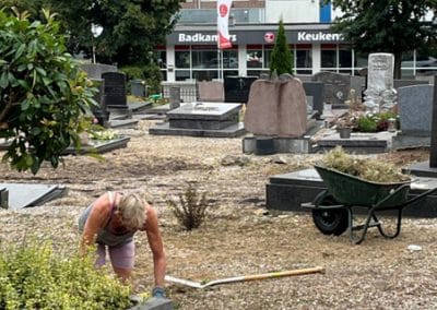 Nicole gaat het onkruid te lijf
